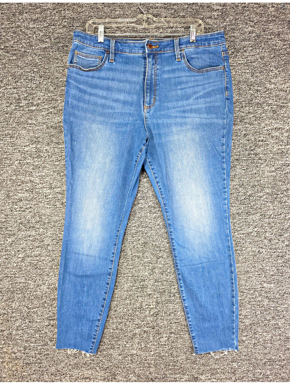 Universal Thread Women's Skinny Slim High Rise Medium Wash Blue Jeans